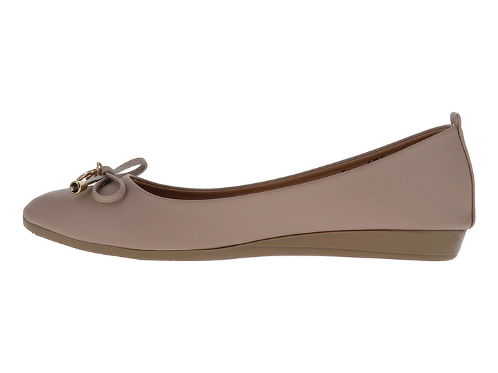 Zapato plano color maquillaje para mujer con detalle de moño y herraje dorado en la parte superior.