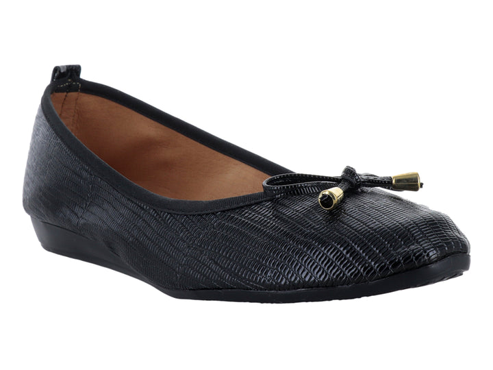 Zapato plano tipo balerina color negro con textura y moño con detalles dorados.