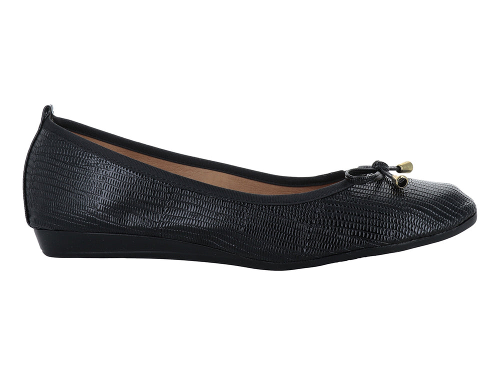 Zapato plano tipo balerina color negro con textura y moño con detalles dorados.
