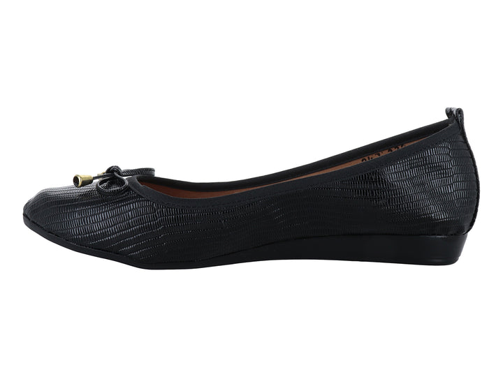 Zapato plano tipo balerina color negro con textura y moño con detalles dorados.