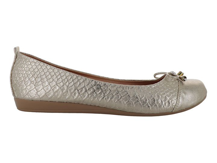 Zapato plano color oro con textura de piel de anaconda y un pequeño moño decorativo en la punta.