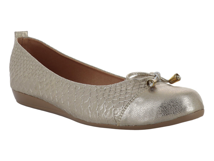 Zapato plano color oro con textura de piel de anaconda y un pequeño moño decorativo en la punta.