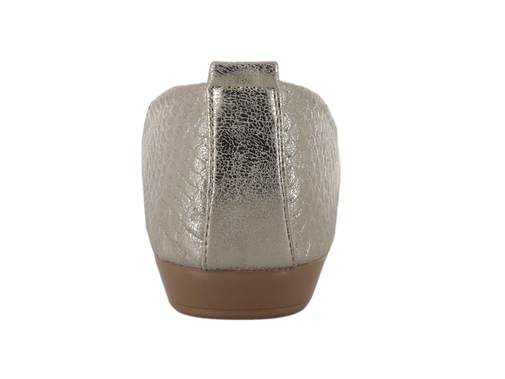 Zapato plano color oro con textura de piel de anaconda y un pequeño moño decorativo en la punta.