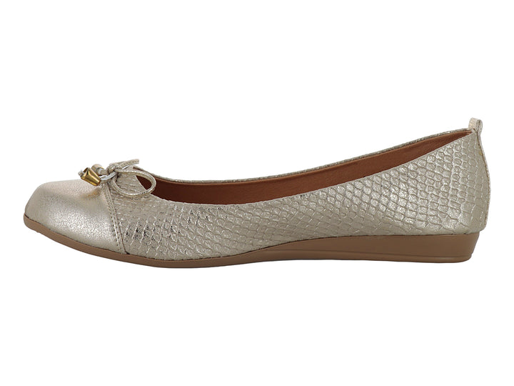 Zapato plano color oro con textura de piel de anaconda y un pequeño moño decorativo en la punta.