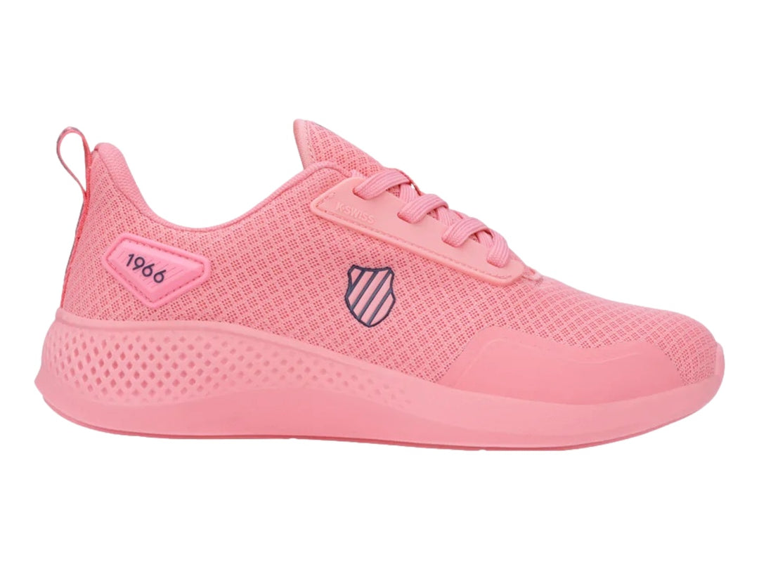 Tenis deportivos K-Swiss color coral con tejido de malla transpirable y suela a juego.