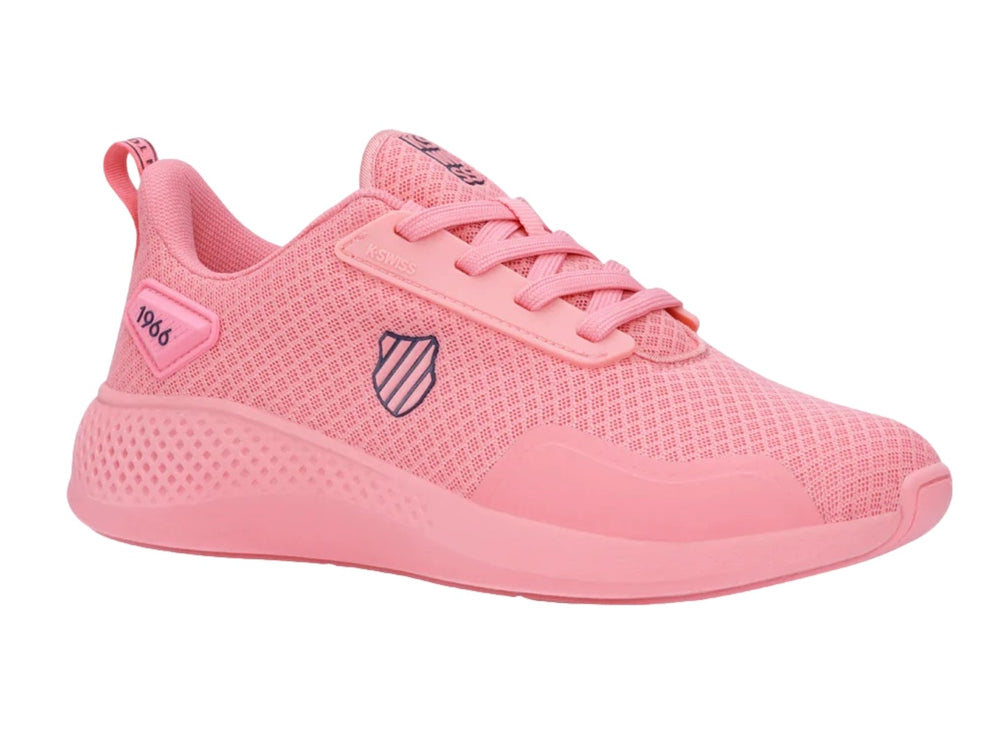 Tenis deportivos K-Swiss color coral con tejido de malla transpirable y suela a juego.