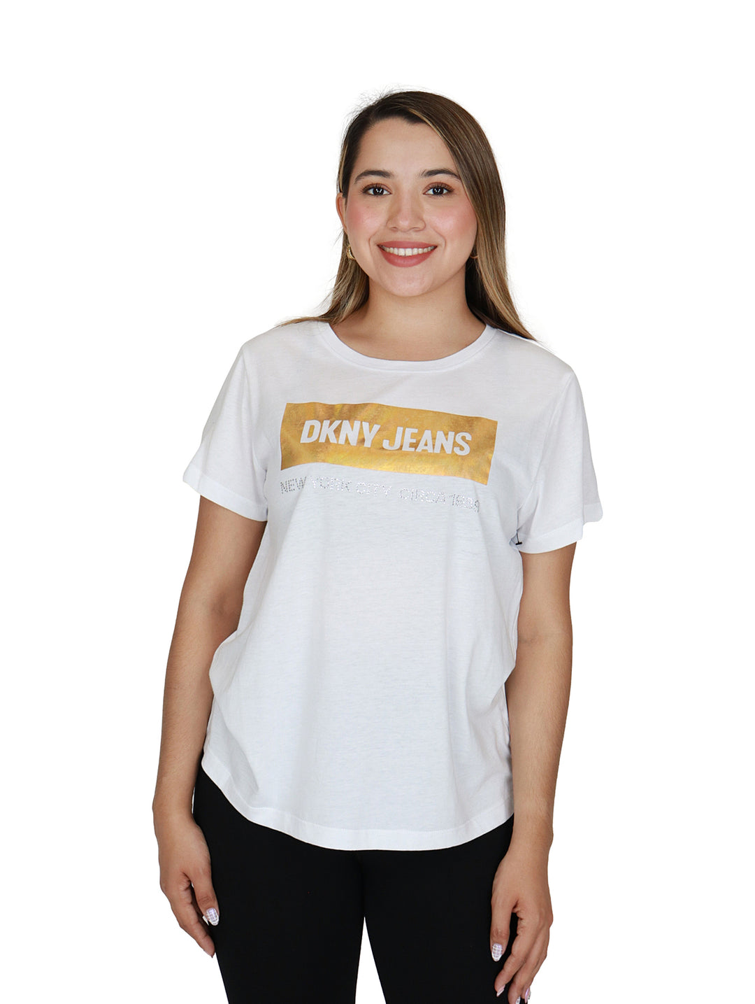 Mujer vistiendo playera blanca de manga corta con logo dorado de DKNY Jeans en el pecho.