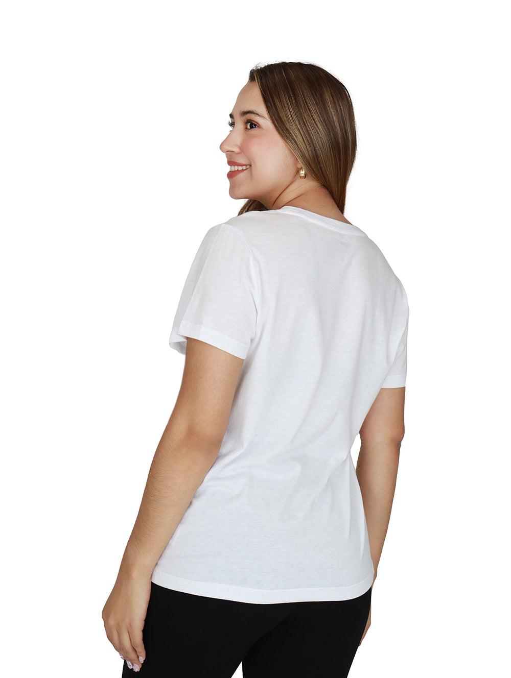 Mujer vistiendo playera blanca de manga corta con logo dorado de DKNY Jeans en el pecho.