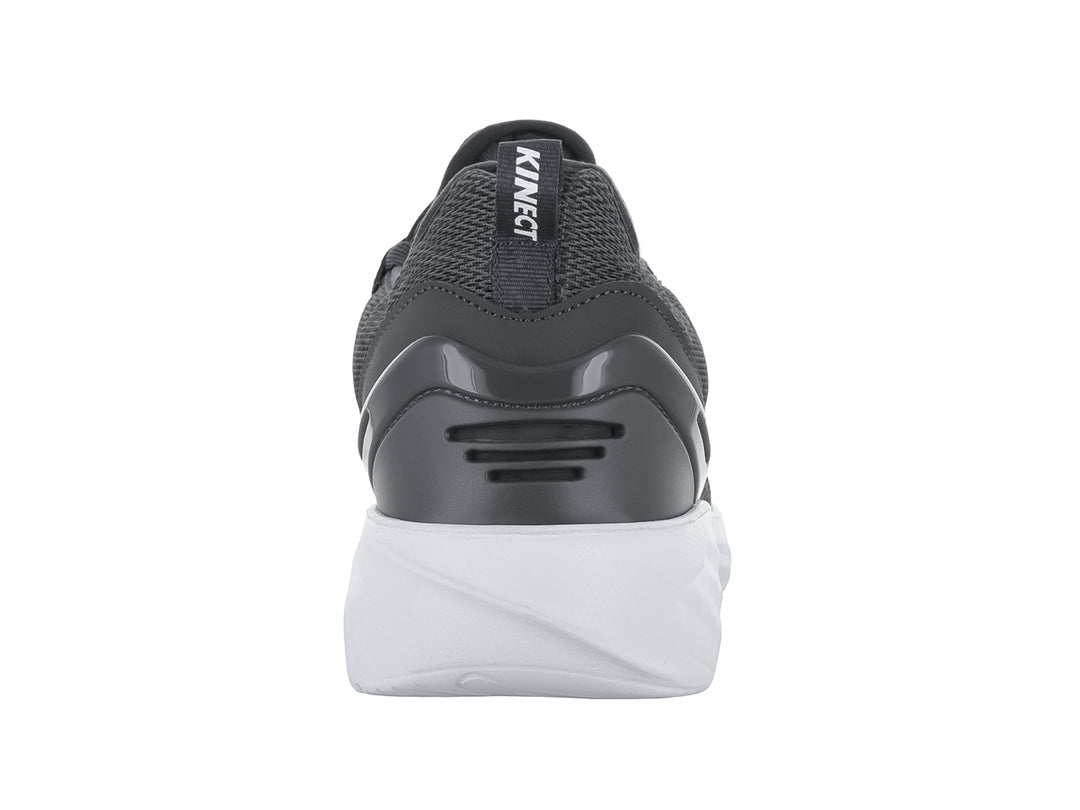 Tenis deportivos KINECT color gris oxford con suela blanca, diseño de malla y corte bajo.