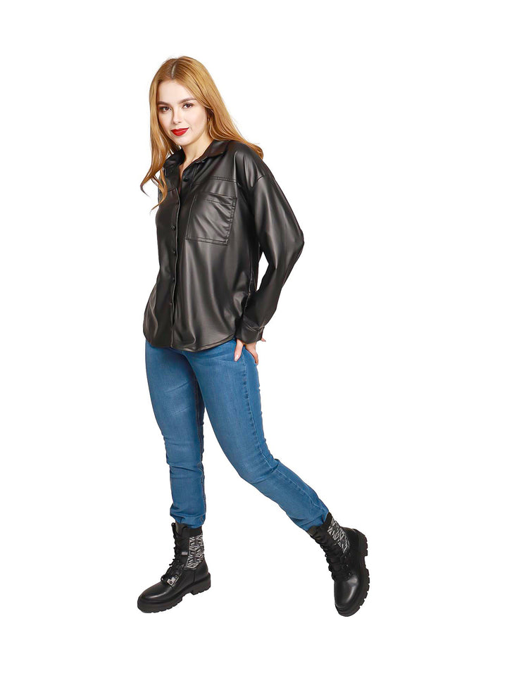 Mujer vistiendo jeans skinny color azul de cintura alta y botas negras.