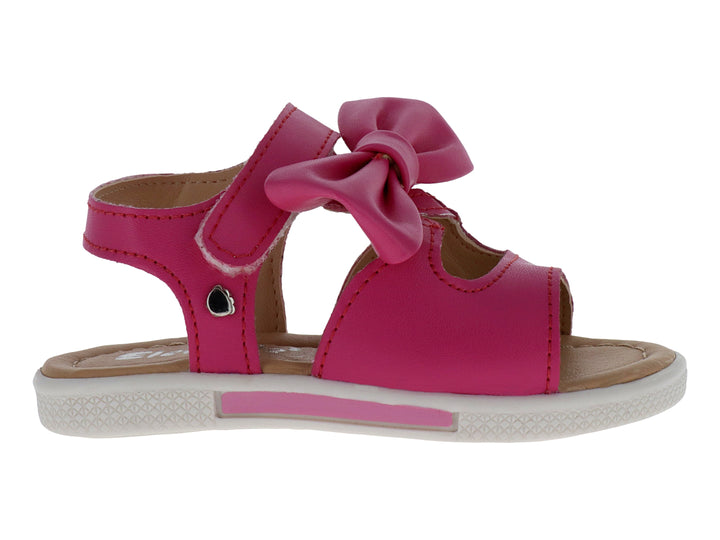 Sandalia infantil color fucsia con un moño decorativo en la parte superior y suela blanca.