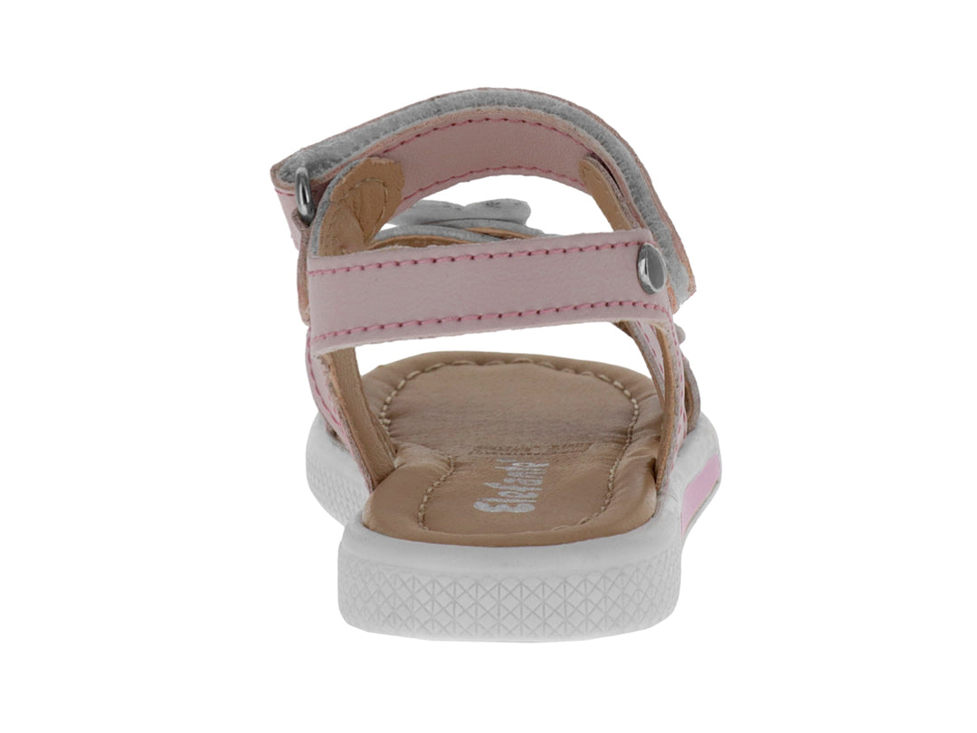 Sandalia rosa para niña con adornos de mariposa y suela blanca.