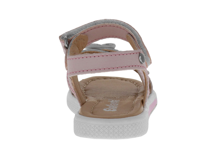 Sandalia rosa para niña con adornos de mariposa y suela blanca.