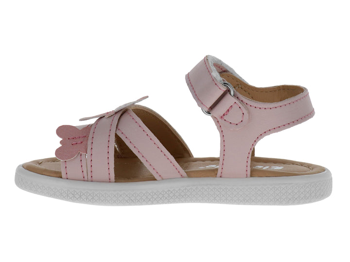 Sandalia rosa para niña con adornos de mariposa y suela blanca.