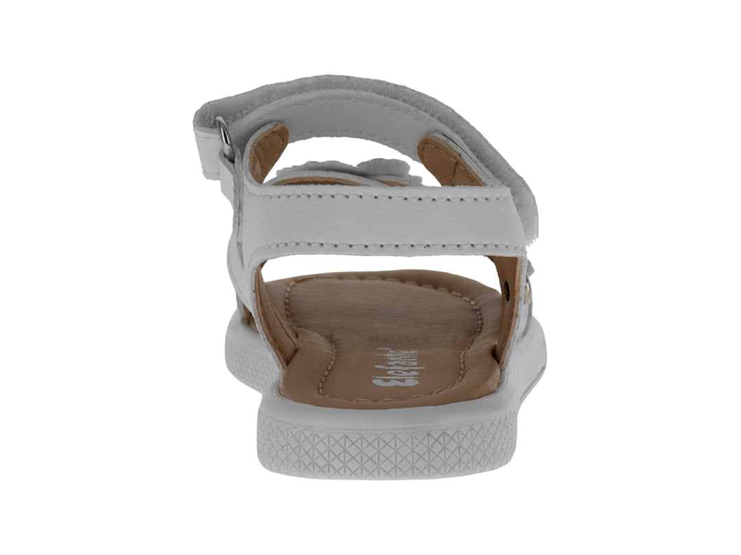 Sandalia blanca para niña con adornos de mariposas en color morado y suela blanca.