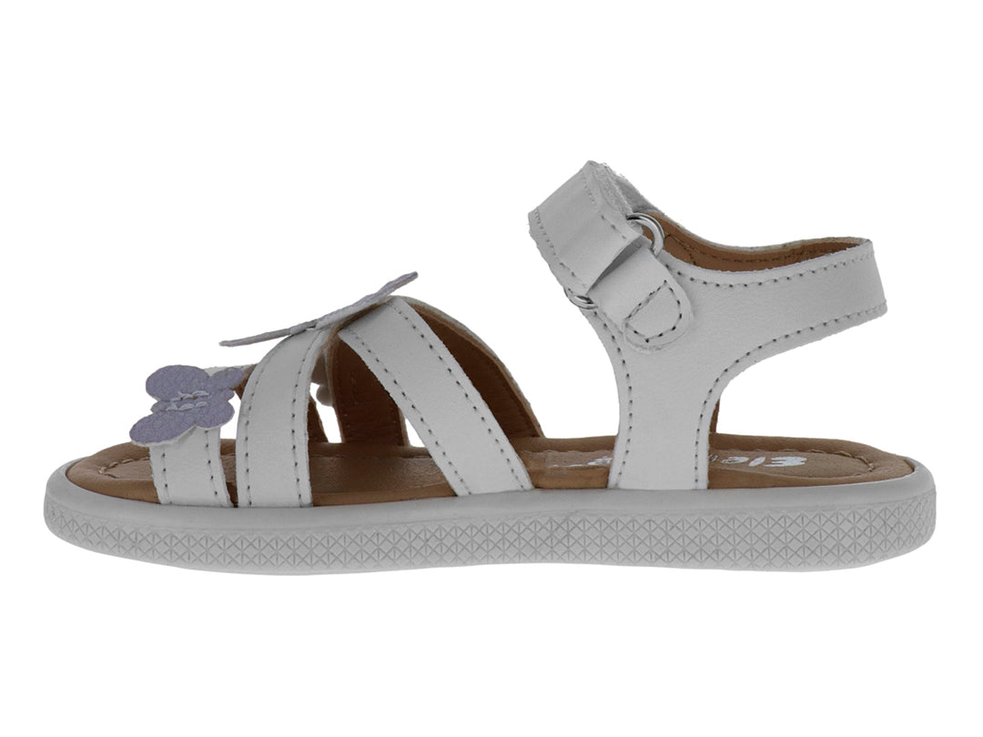 Sandalia blanca para niña con adornos de mariposas en color morado y suela blanca.