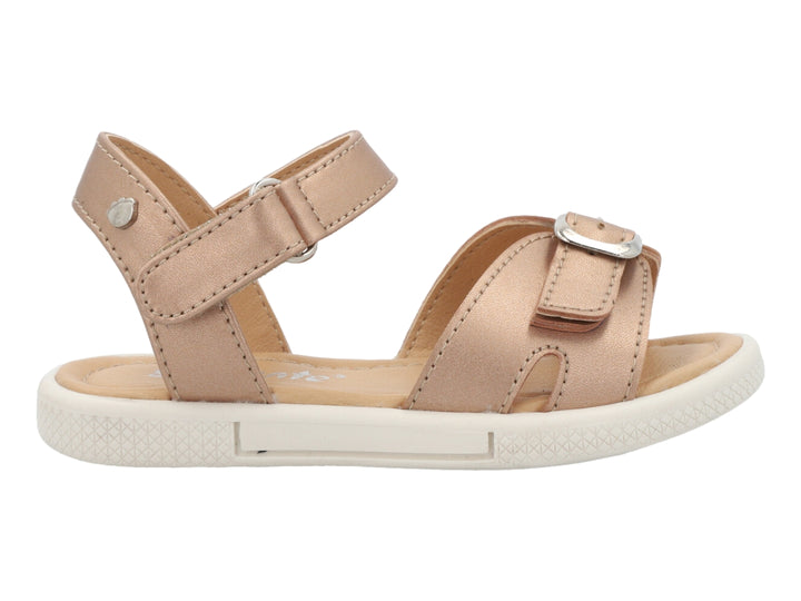Sandalia infantil color oro rosado con suela blanca y cierres de hebilla.