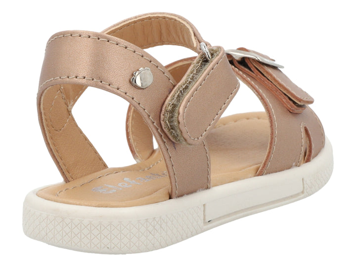 Sandalia infantil color oro rosado con suela blanca y cierres de hebilla.