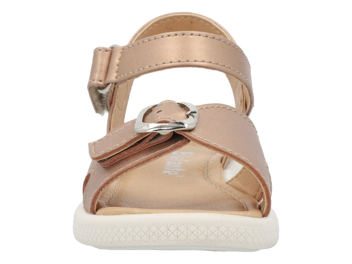 Sandalia infantil color oro rosado con suela blanca y cierres de hebilla.