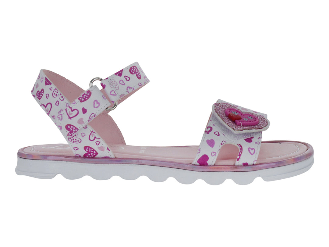 Sandalia blanca para niña con estampado de corazones rosas y suela blanca ondulada.