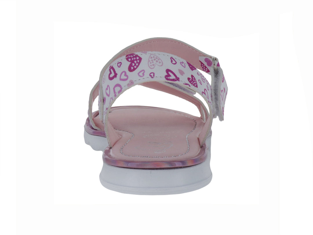 Sandalia blanca para niña con estampado de corazones rosas y suela blanca ondulada.