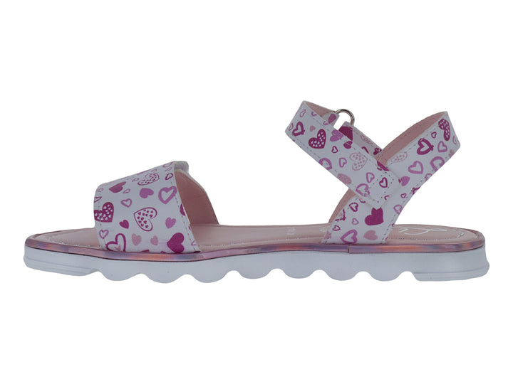 Sandalia blanca para niña con estampado de corazones rosas y suela blanca ondulada.