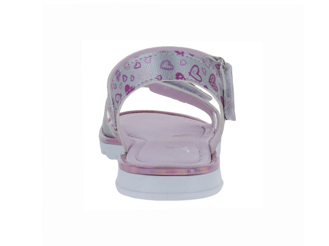 Sandalia para niña color morado con estampado de corazones rosas y suela blanca ondulada.