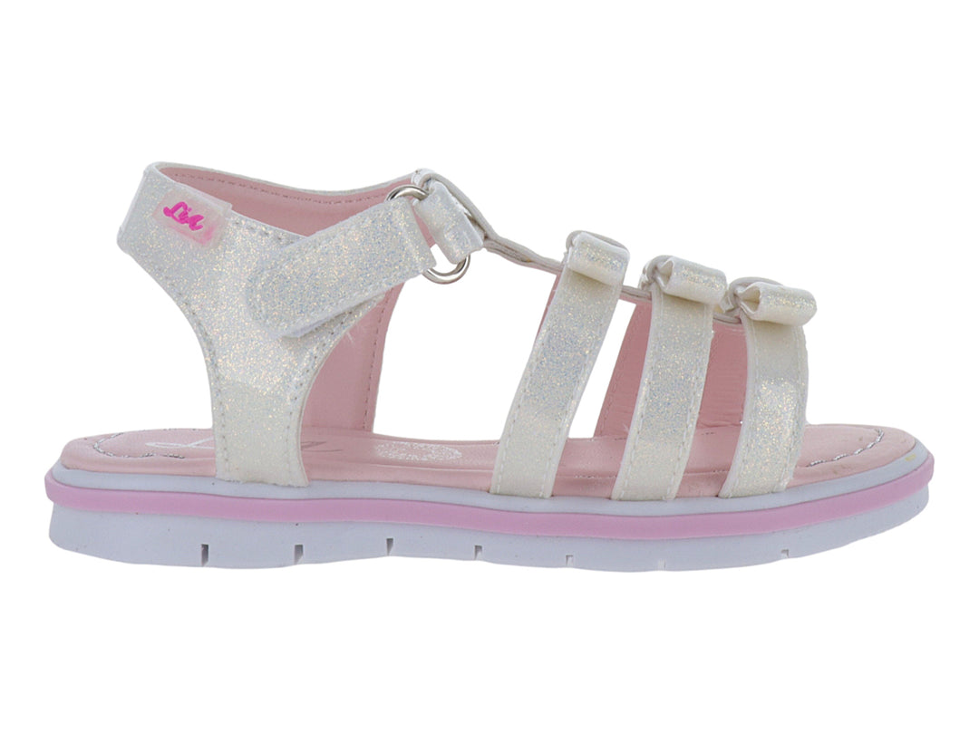 Sandalia blanca brillante para niña con detalles en rosa y cierre de hebilla.