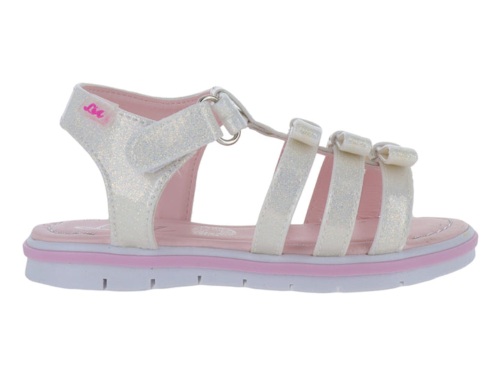 Sandalia blanca brillante para niña con detalles en rosa y cierre de hebilla.