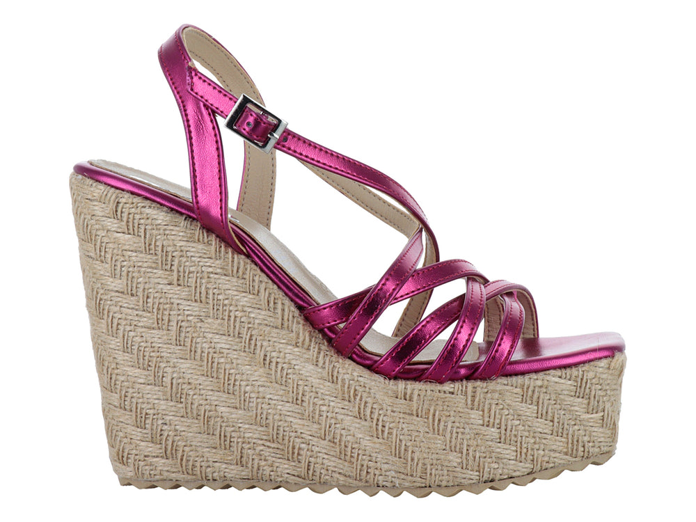 Sandalia de plataforma color bugambilia metálico con suela de tejido beige y correas cruzadas.