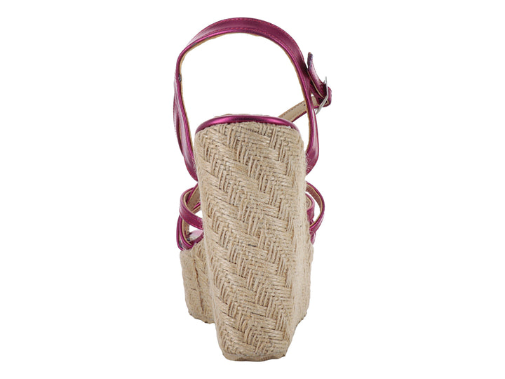 Sandalia de plataforma color bugambilia metálico con suela de tejido beige y correas cruzadas.