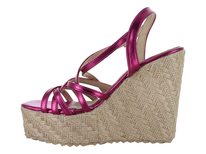 Sandalia de plataforma color bugambilia metálico con suela de tejido beige y correas cruzadas.