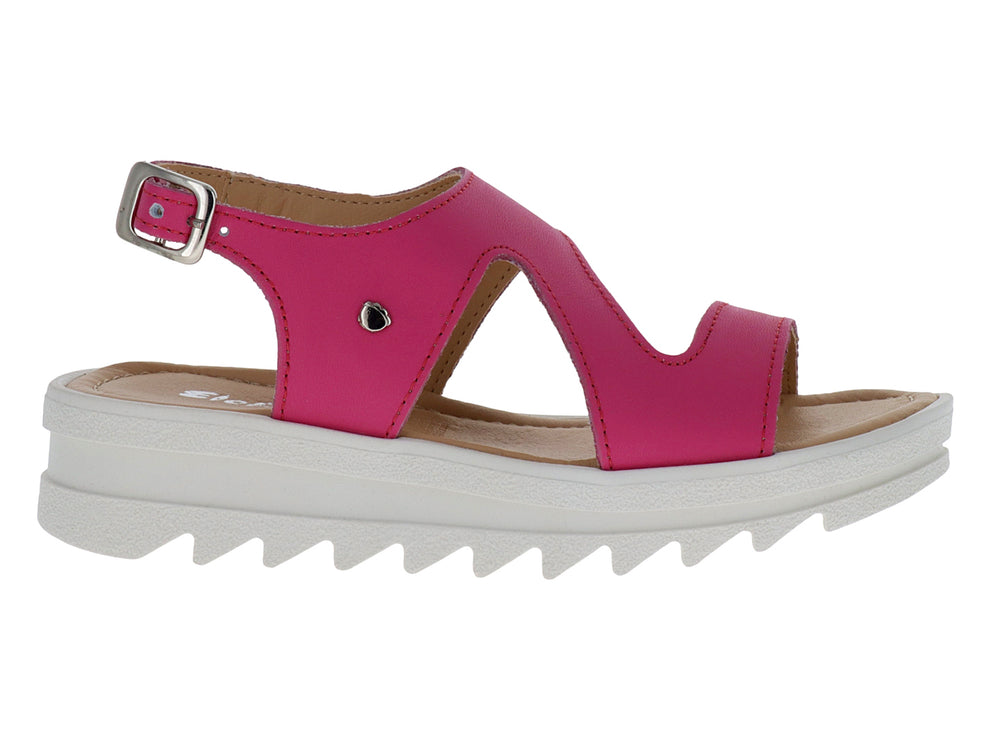 Sandalia fucsia con plataforma blanca de suela dentada y correa con hebilla.