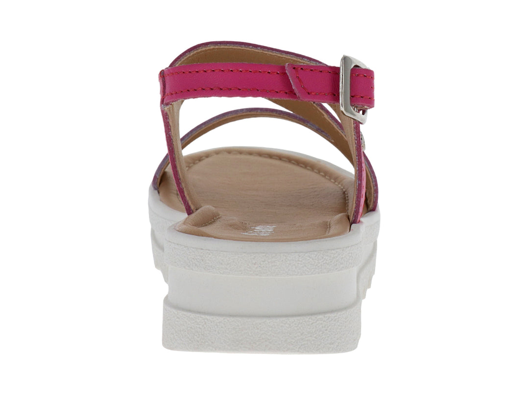 Sandalia fucsia con plataforma blanca de suela dentada y correa con hebilla.