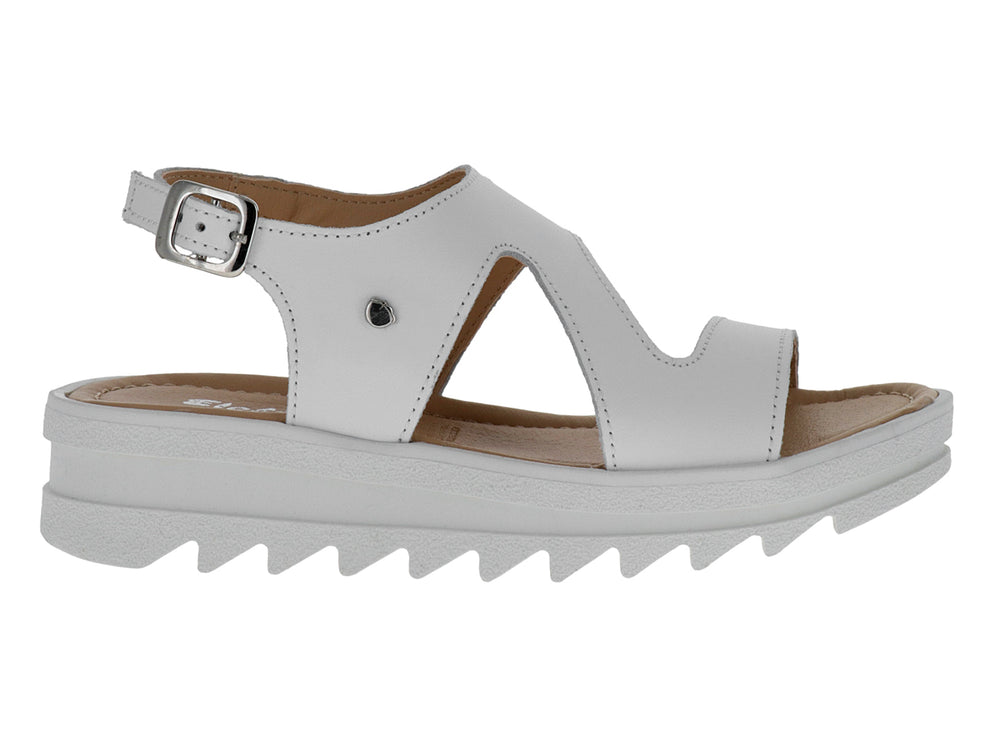 Sandalia blanca de plataforma con suela dentada y correa ajustable.