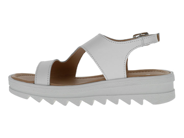 Sandalia blanca de plataforma con suela dentada y correa ajustable.