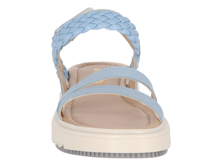 Sandalia azul claro con correa trenzada y suela ancha color crema.