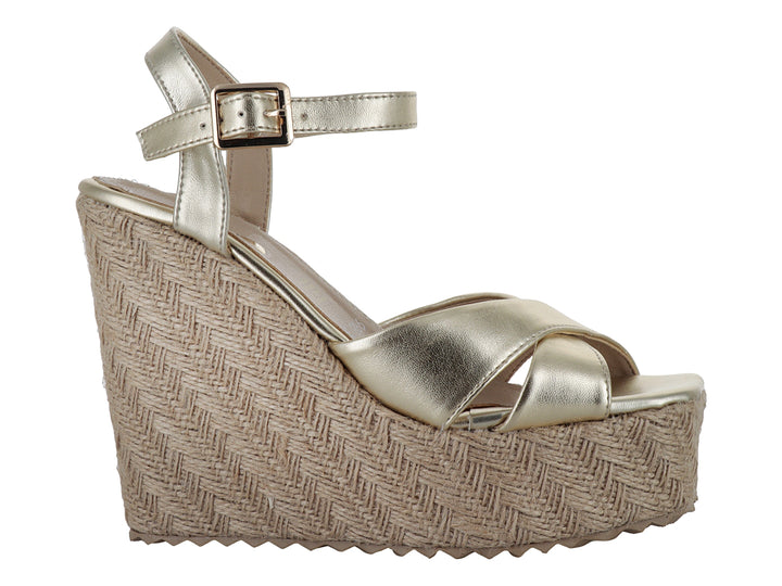 Sandalia de plataforma color oro metálico con correa al tobillo y suela texturizada en tono beige para mujer.