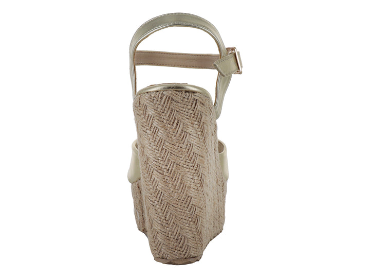 Sandalia de plataforma color oro metálico con correa al tobillo y suela texturizada en tono beige para mujer.
