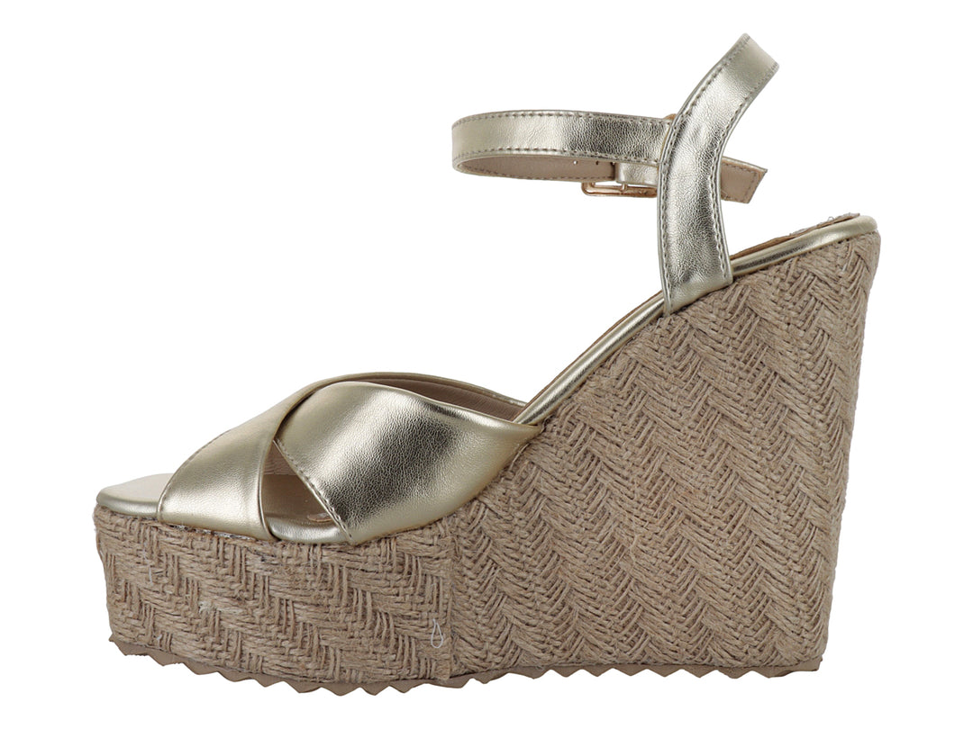 Sandalia de plataforma color oro metálico con correa al tobillo y suela texturizada en tono beige para mujer.