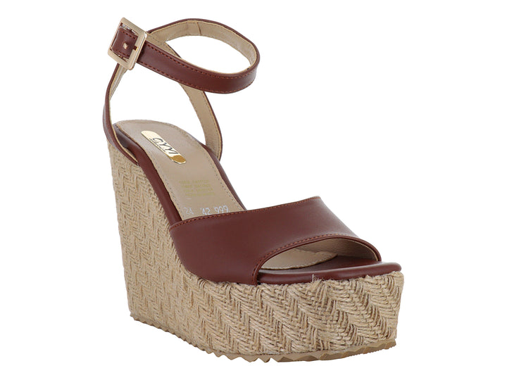 Sandalia color tan con plataforma de cuña tejida y correa ajustable al tobillo para mujer.
