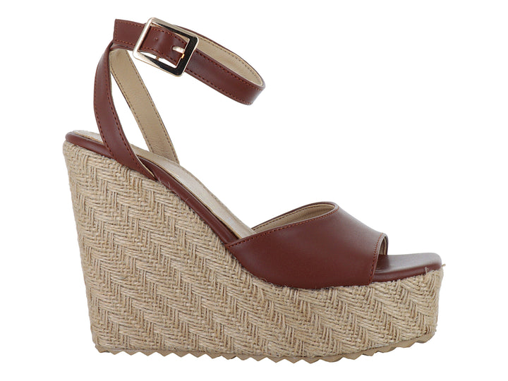 Sandalia color tan con plataforma de cuña tejida y correa ajustable al tobillo para mujer.