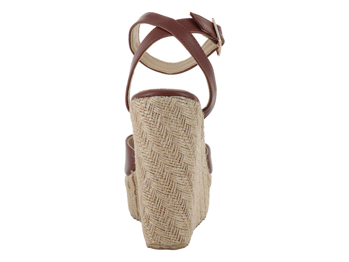 Sandalia color tan con plataforma de cuña tejida y correa ajustable al tobillo para mujer.