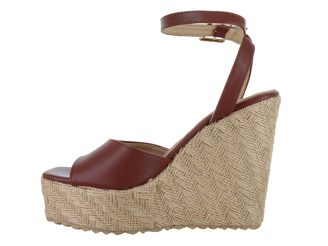 Sandalia color tan con plataforma de cuña tejida y correa ajustable al tobillo para mujer.