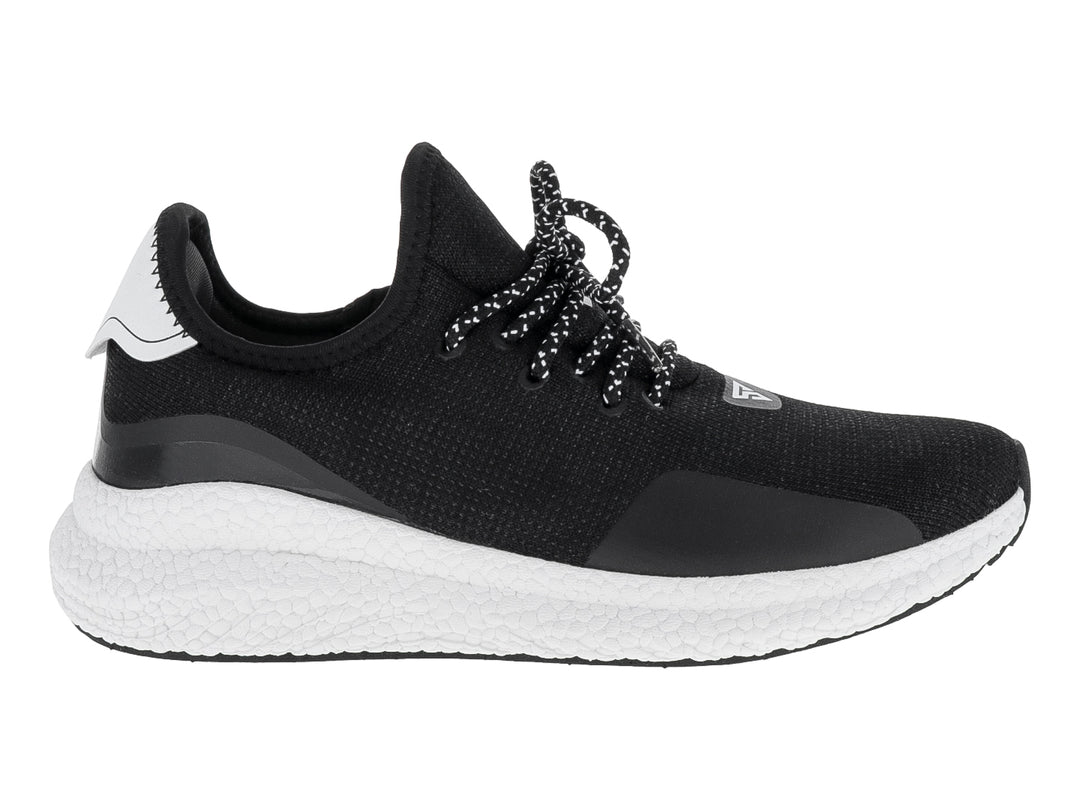 Tenis deportivos Justart en color negro con suela blanca y cordones moteados.