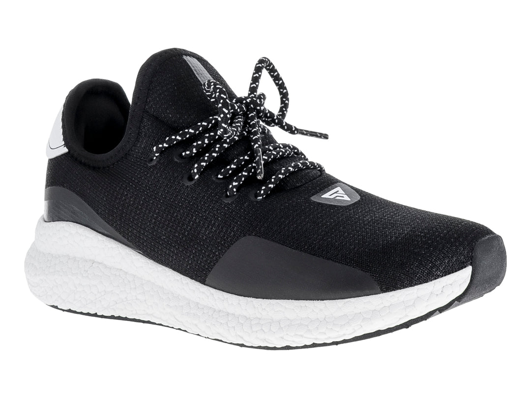 Tenis deportivos Justart en color negro con suela blanca y cordones moteados.