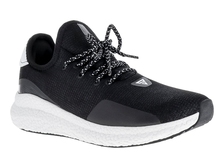 Tenis deportivos Justart en color negro con suela blanca y cordones moteados.
