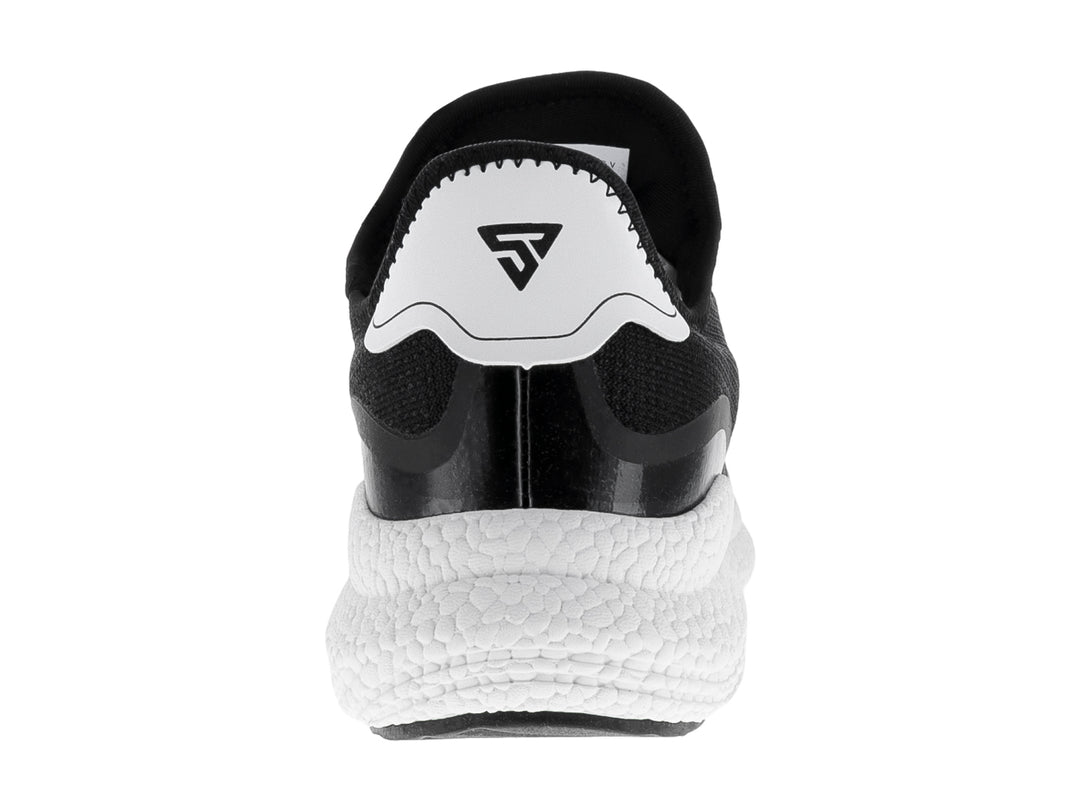 Tenis deportivos Justart en color negro con suela blanca y cordones moteados.