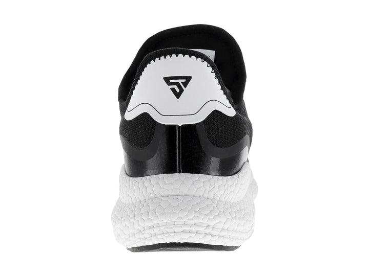 Tenis deportivos Justart en color negro con suela blanca y cordones moteados.