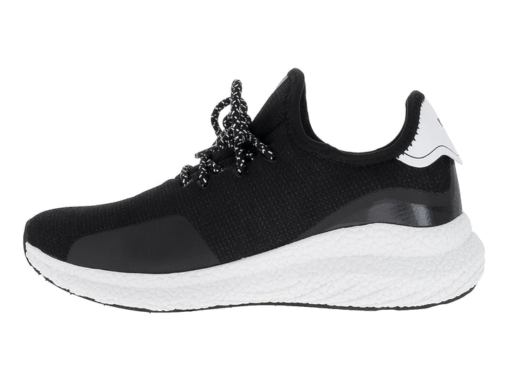 Tenis deportivos Justart en color negro con suela blanca y cordones moteados.